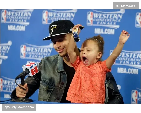 库里携妻子父亲现身美网决赛看台 多张趣味表情包引发网友热议